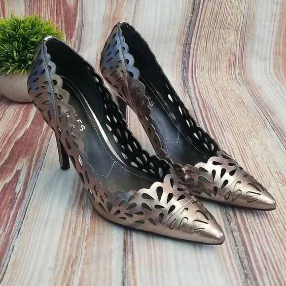 Charles by Charles David Silver Metallic Cut Out Scalloped Heels sz 7 - Picture 2 of 11